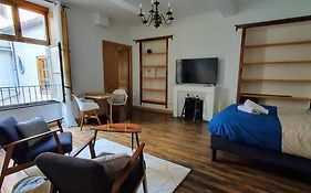 Studio très spacieux avec cour, en plein cœur de ville !
